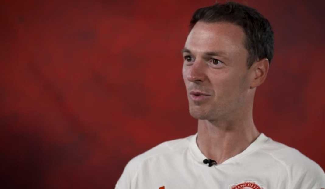 Jonny Evans dalam wawancara dengan MUTV Erik ten Hag dan Jonny Evans: Percakapan yang Mengubah Takdir Bek Tengah ke Manchester United