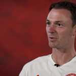 Erik ten Hag dan Jonny Evans: Percakapan yang Mengubah Takdir Bek Tengah ke Manchester United