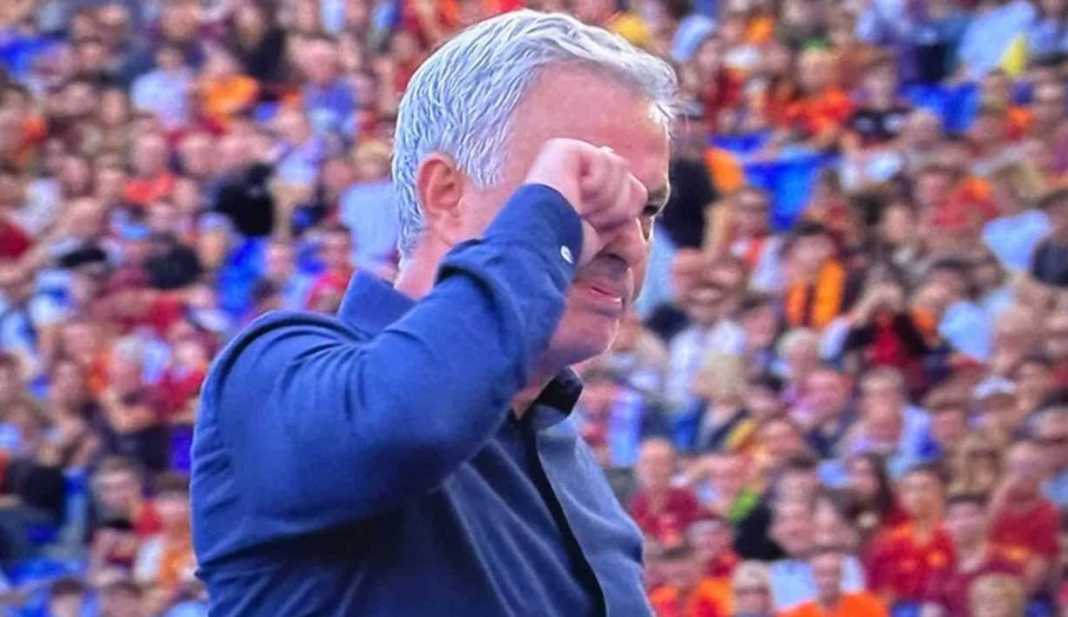 Jose Mourinho menirukan gaya menangis untuk mengejek pemain Moza di laga Liga Italia melawan AS Roma