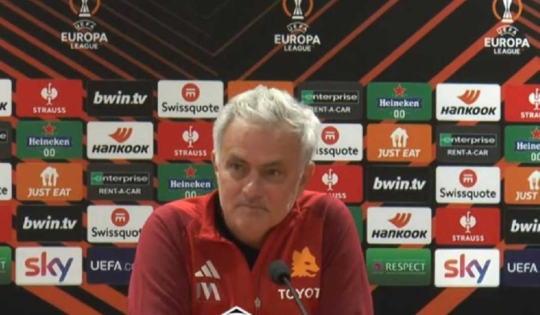 Jose Mourinho Sedang Konferensi Pers Usai Menang Roma Gilas Servette Ada yang Tak Disukai Jose Mourinho Saat AS Roma Libas Servette