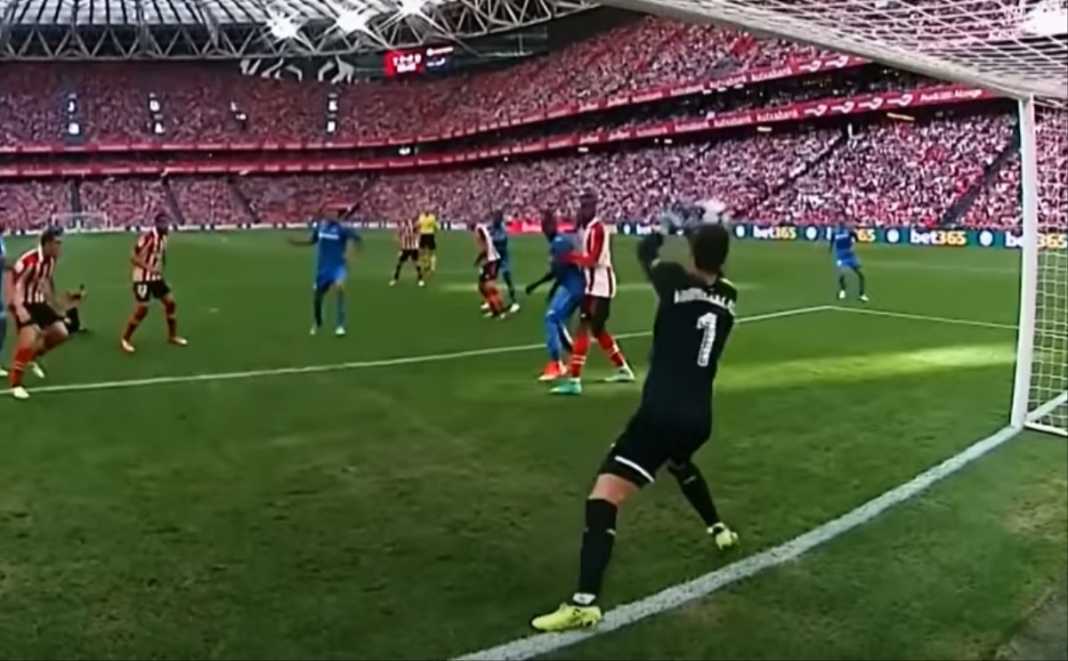 Kepa Arrizabalaga saat gagalkan upaya Atletico Madrid Kepa Arrizabalaga saat gagalkan upaya Atletico Madrid
