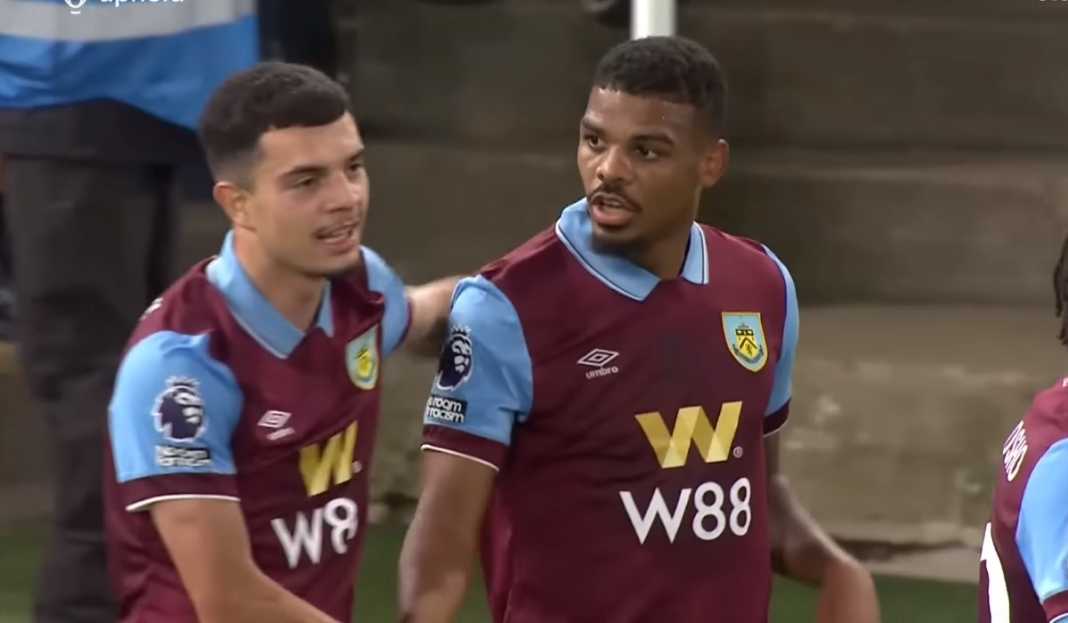 Lyle Foster rayakan gol untuk Burnley Burnley Pede Jamu Tim Biru London Barat Usai Raih Kemenangan Pertama Musim Ini