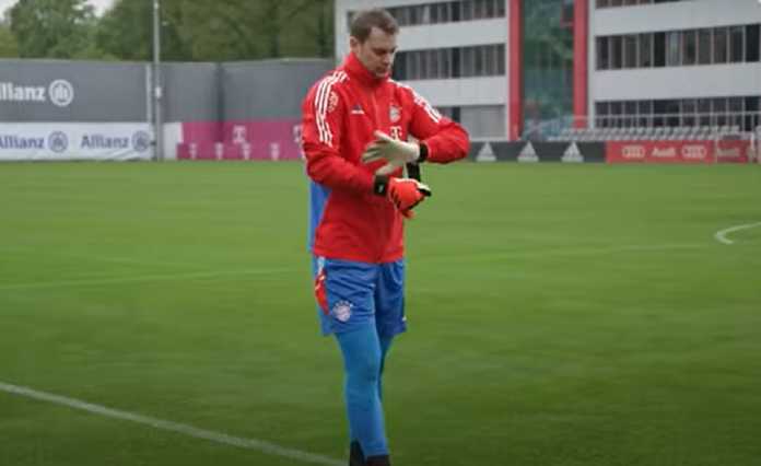 Manuel Neuer jelang latihan di tim muda Bayern Munchen