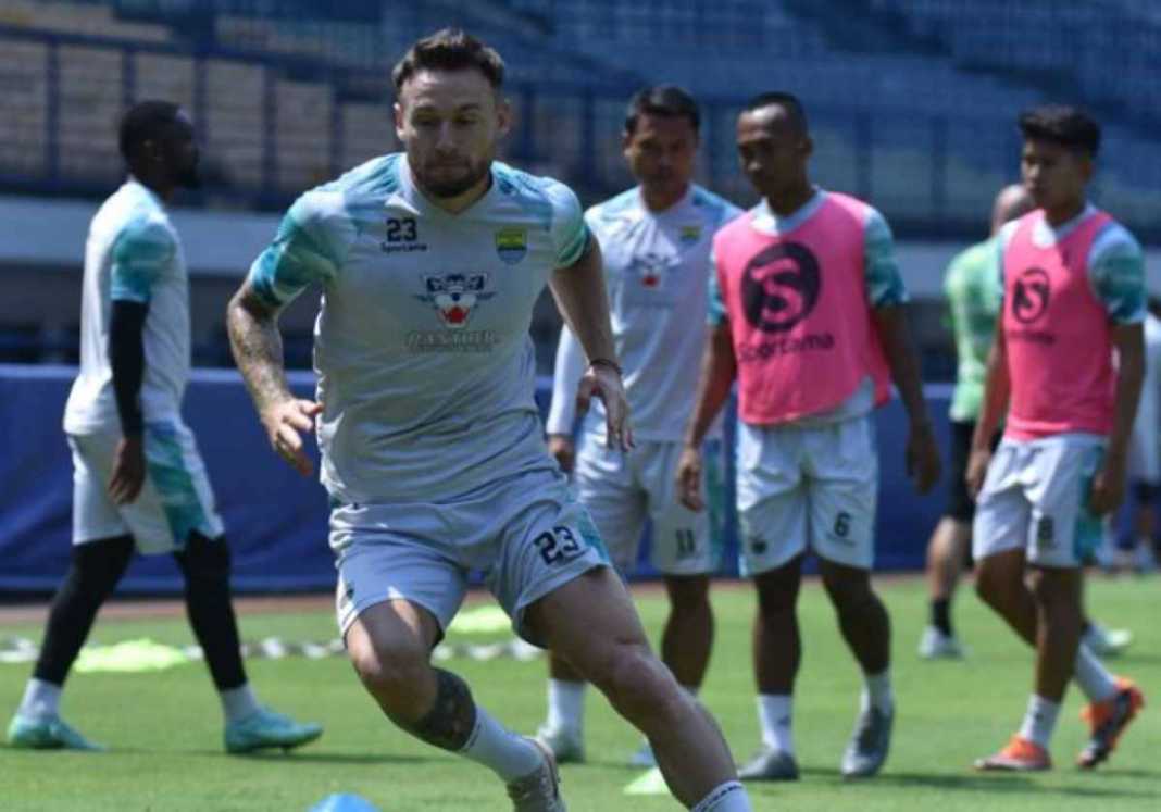 Marc Klok dan skuad Persib dalam sesi latihan hari Kamis Ini Marc Klok dan skuad Persib dalam sesi latihan hari Kamis Ini
