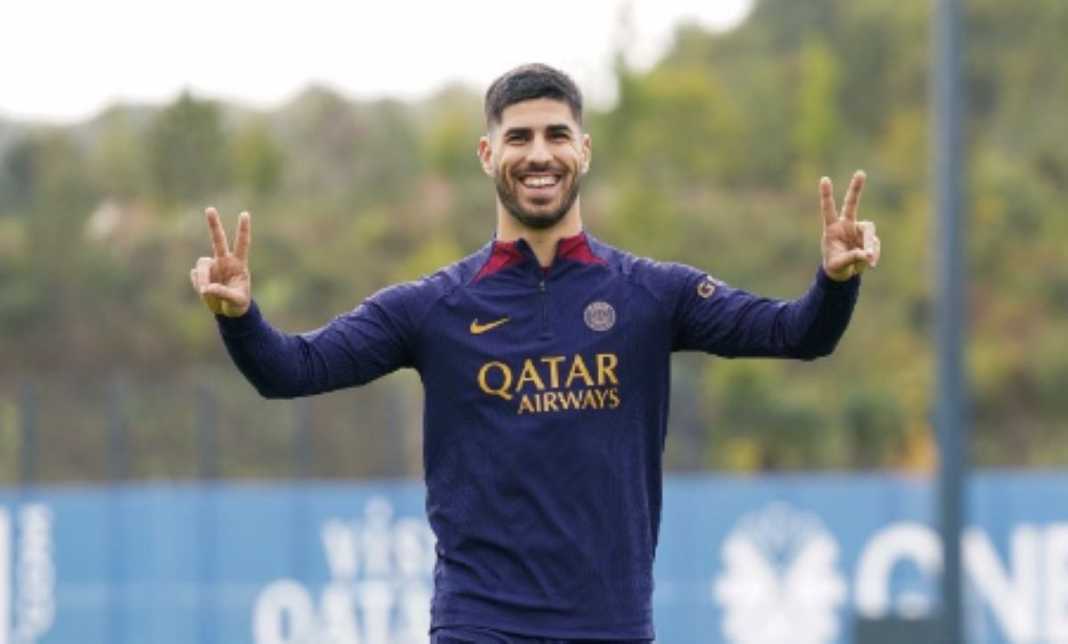 Marco Asensio di sela-sela sesi latihan PSG Marco Asensio di sela-sela sesi latihan PSG
