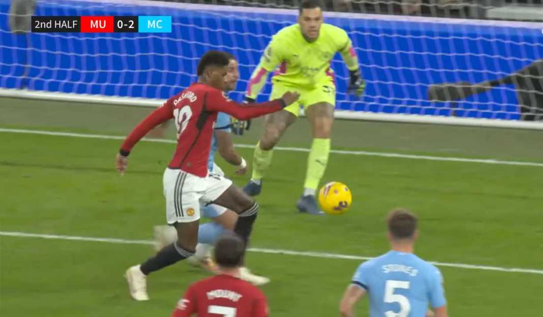 Marcus Rashford melewatkan peluang Manchester United Rapor Pemain Manchester United Tadi Malam, Bapuk Semua, Mainnya Nggak Ada yang Bener!