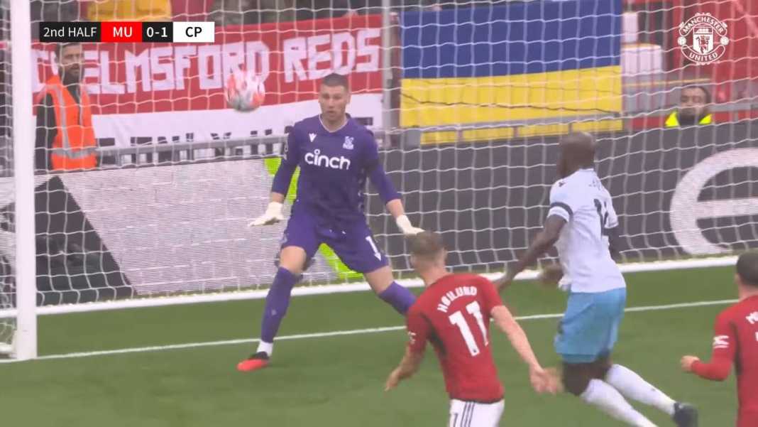 Momen ketika Rasmus Hojlund nyaris jebol gawang Crystal Palace Tiga Alasan Kekalahan Manchester United di Tangan Crystal Palace, Sebuah Analisa