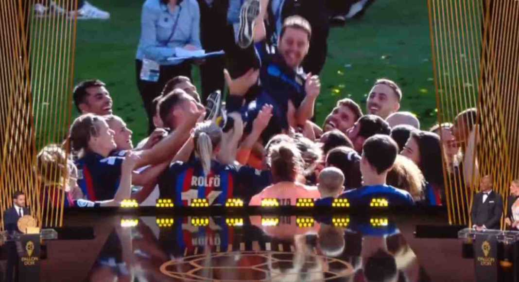 Momen saat pelatih Barcelona Femeni Jonatan Giraldez merayakan kemenangan bersama para pemain wanita FC Barelona