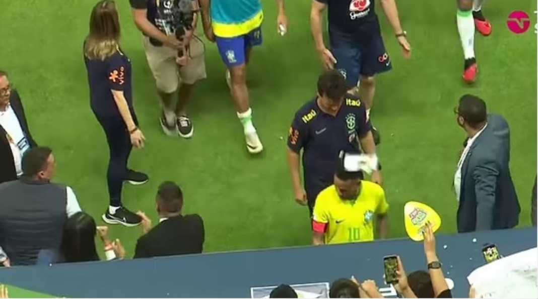 Neymar dilempar popcorn Gak Ada yang Asin? Lihat Muka Neymar Dilempar Popcorn oleh Pendukung Brasil