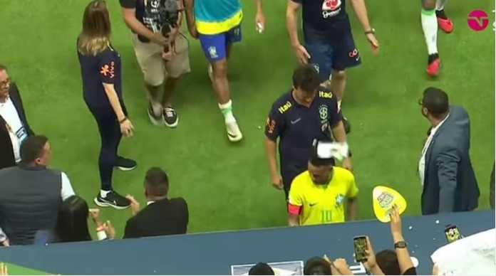 Gak Ada yang Asin? Lihat Muka Neymar Dilempar Popcorn oleh Pendukung Brasil