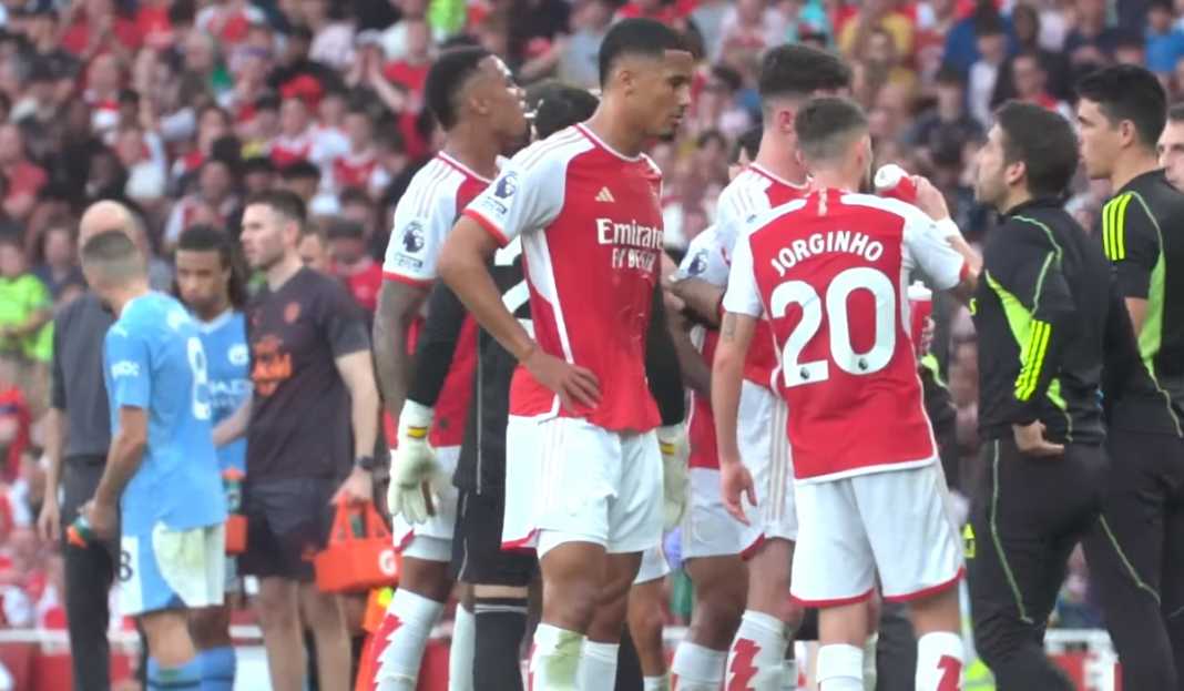 Para pemain Arsenal dan Manchester City saat break pertandingan Daftar Klub Terbaik dan Terburuk Liga Inggris : Gol Terbanyak, Menang Terbanyak, Umpan Terbanyak