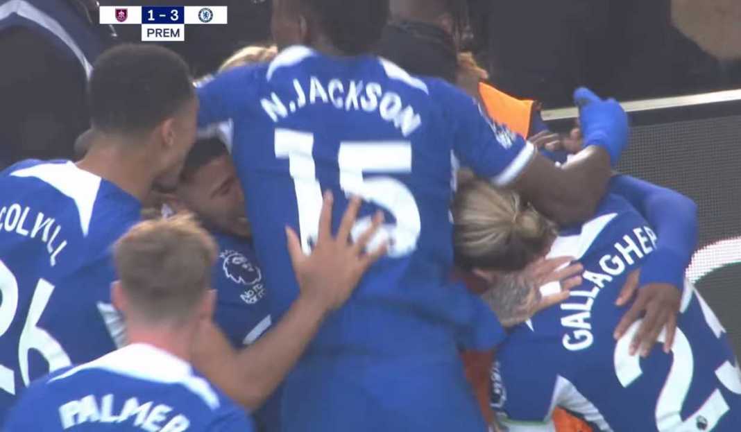 Para pemain Chelsea rayakan gol Raheem Sterling Tantangan Berat Bagi The Blues, Arsenal Tak Pernah Kalah di 15 Derby London Terakhir