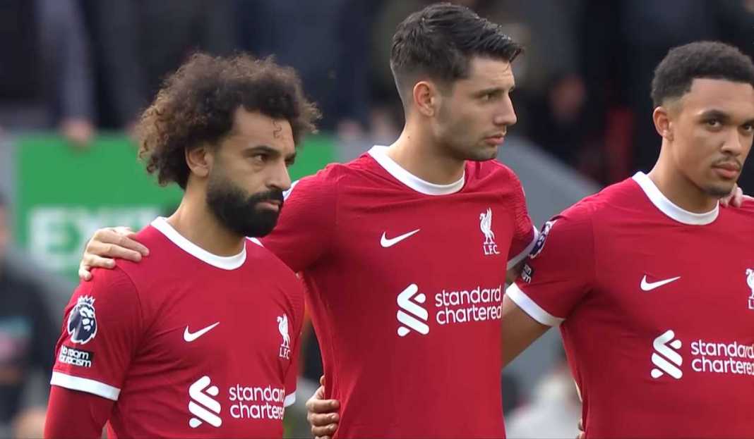 Para pemain Liverpool saat mengheningkat cipta Liverpool Sudah 24 Pertandingan Kandang Tak Terkalahkan Melawan The Tricky Trees