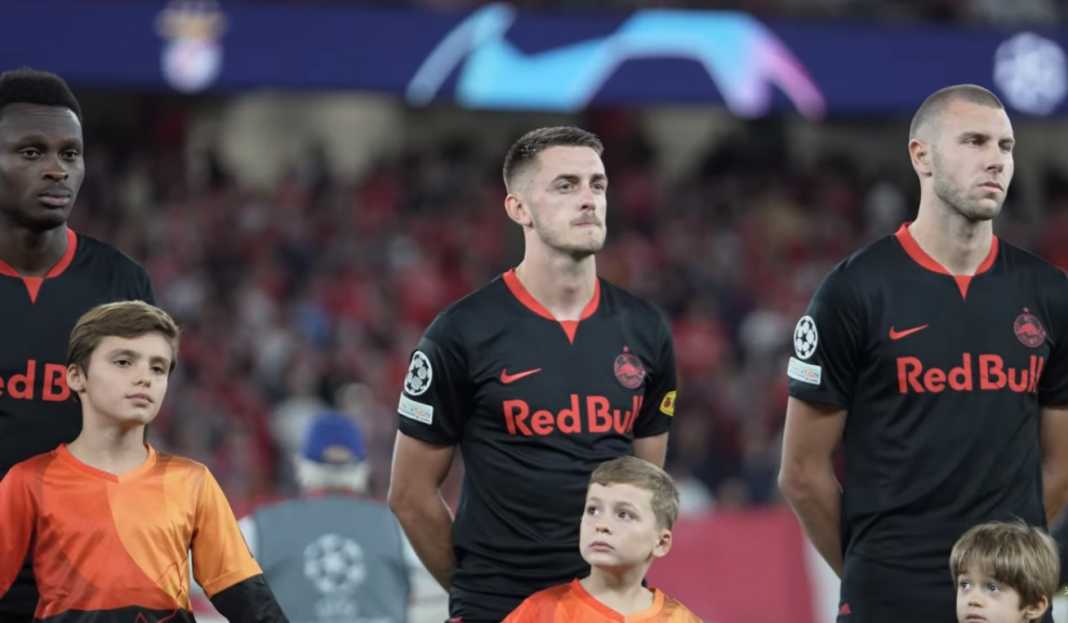 Para pemain RB Salzburg sebelum laga kontra Benfica Prediksi RB Salzburg vs Real Sociedad : Die Roten Bullen Punya Rekor Buruk Lawan Tim Spanyol