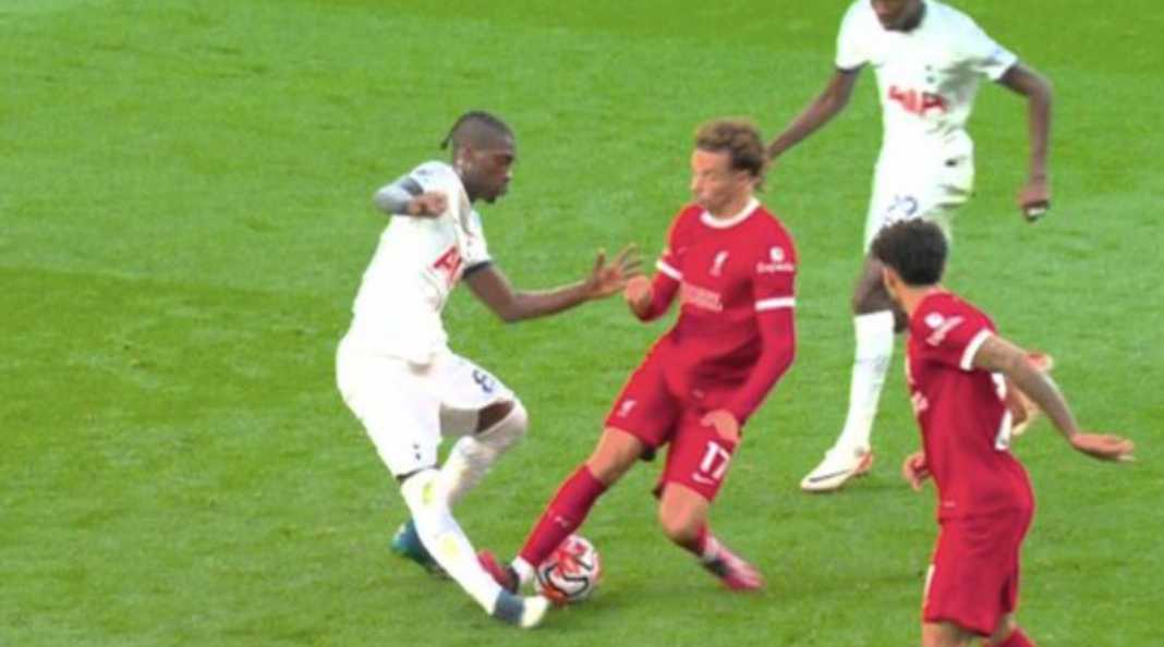 Pelanggaran yang dilakukan Curtis Jones berbuah kartu merah Pelanggaran yang dilakukan Curtis Jones berbuah kartu merah