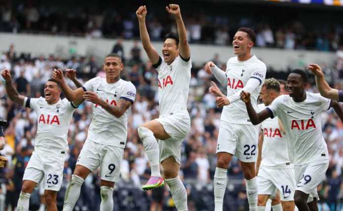 Pemain Tottenham Hotspur merayakan kemenangan mereka sebelum jeda internasional
