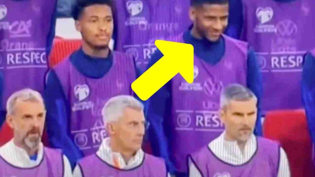 Pemain timnas Perancis tertawa saat mengheningkan cipta untuk korban perang Timur Tengah Pemain timnas Perancis tertawa saat mengheningkan cipta untuk korban perang Timur Tengah