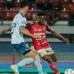 Privat Mbarga dalam duel Bali United vs Persita Tangerang