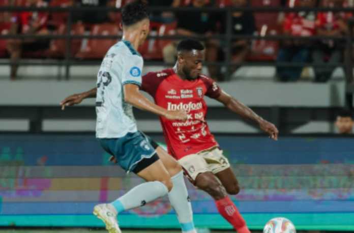Privat Mbarga dalam duel Bali United vs Persita Tangerang
