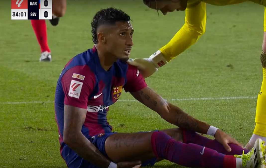 Raphinha saat cedera di laga Barcelona vs Sevilla Raphinha saat cedera di laga Barcelona vs Sevilla
