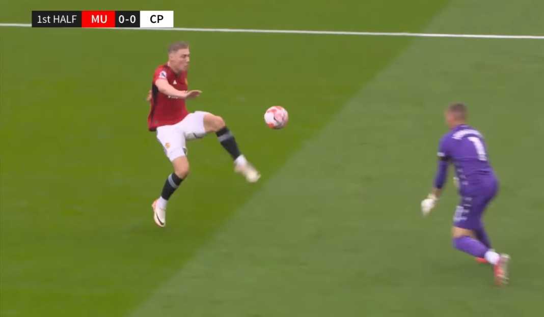 Rasmus Hojlund menchip bola melewati kiper Palace Prediksi Manchester United vs Galatasaray : Tuan Rumah Sedang Goyah, Tamu Punya Peluang