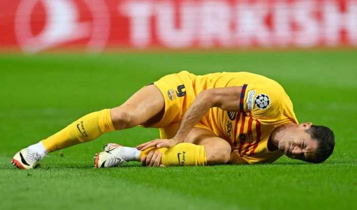 Robert Lewandowski cedera dan diragukan akan bisa tampil di laga El Clasico pertama 2023 antara Barcelona vs Real Madrid