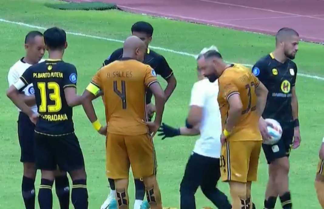 Salah satu pemain cedera di sela-sela laga Bhayangkara FC vs Barito Putera Salah satu pemain cedera di sela-sela laga Bhayangkara FC vs Barito Putera