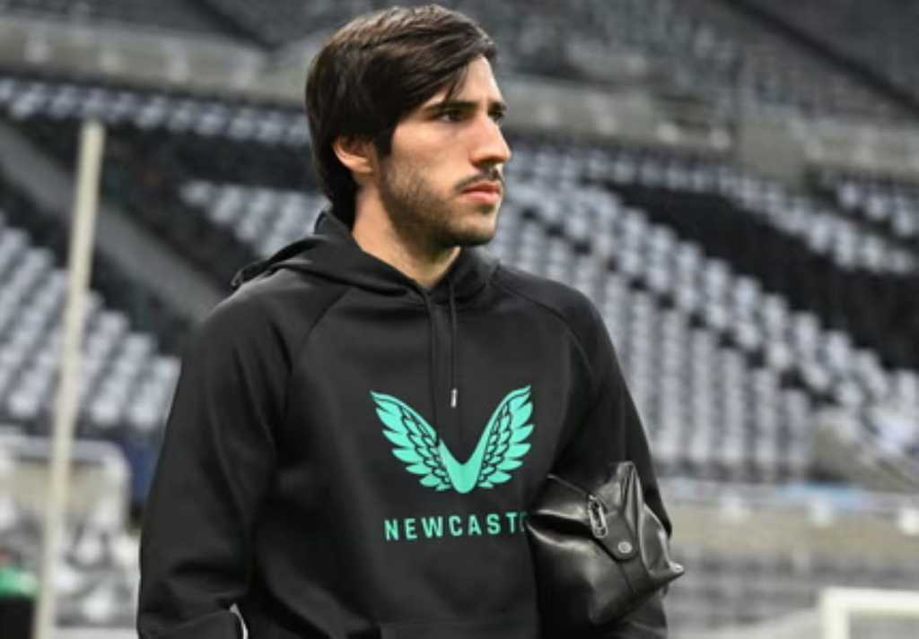 Sandro Tonali saat akan tinggalkan stadion Newcastle