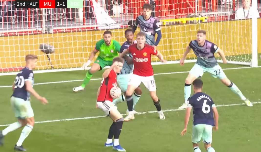 Scott McTominay bersiap eksekusi bola Tiga Pemain Terbaik Manchester United dan Harapan Untuk Menyelamatkan Musim 2023/2024