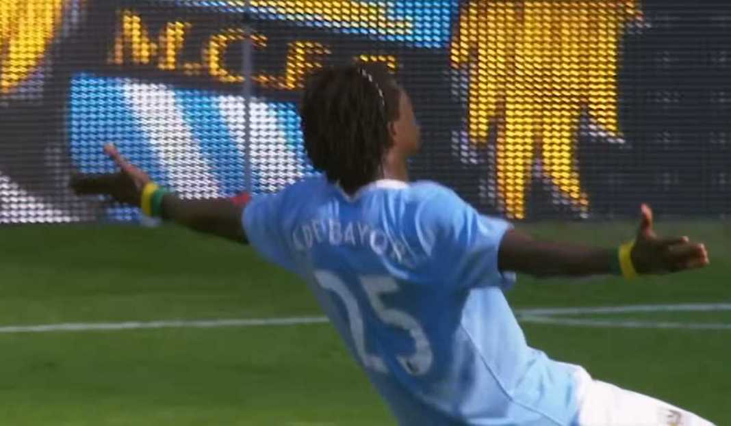 Selebrasi Emmanuel Adebayor yang provokasi fans Arsenal Emmanuel Adebayor Minta Fans Arsenal Lupakan Selebrasi Provokatifnya Pada 2009 Lalu