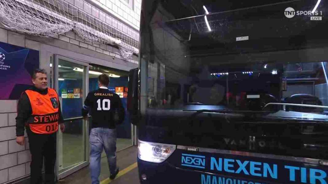 Seragam kedodoran Man City pra-pertandingan di Young Boys Ketika Para Pemain Manchester City Diberi Seragam Mirip Anak Mall