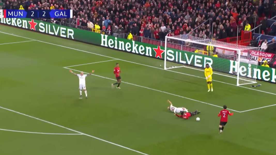 Sliding tackle Casemiro terhadap Dries Mertens Casemiro Dicoret! Pilihan Terbaik Manchester United di Sheffield