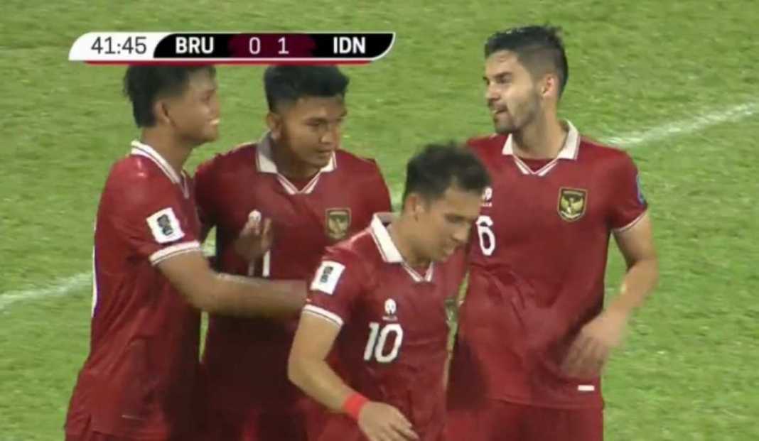 Timnas Indonesia di kandang Brunei usai terciptanya gol pertama yang dicetak Hokky Timnas Indonesia di kandang Brunei usai terciptanya gol pertama yang dicetak Hokky