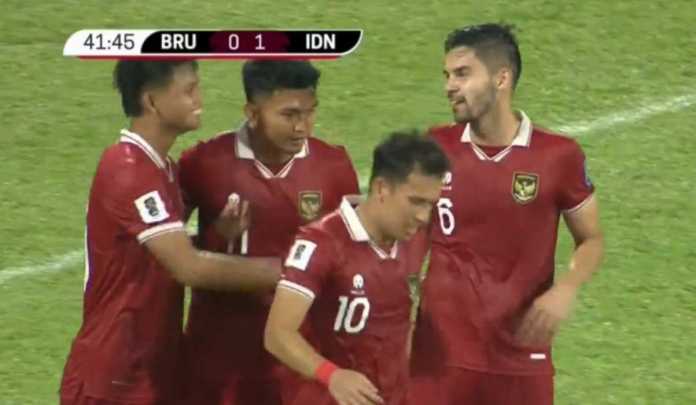 Timnas Indonesia di kandang Brunei usai terciptanya gol pertama yang dicetak Hokky