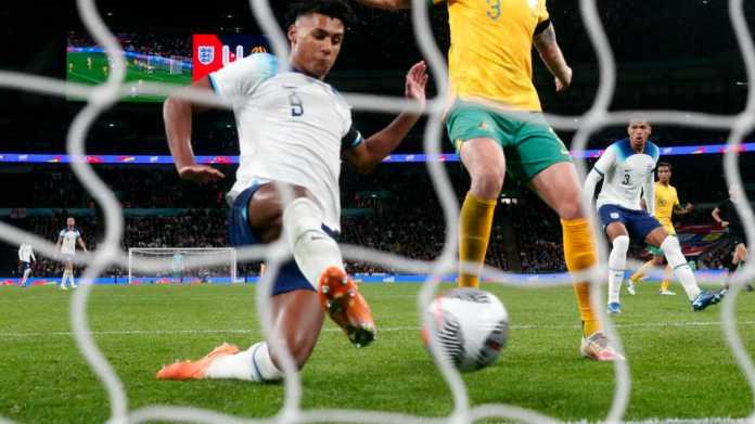 Timnas Inggris hanya menang tipis 1-0 melawan Australia di saat harus menghadapi Italia di kualifikasi Piala Eropa