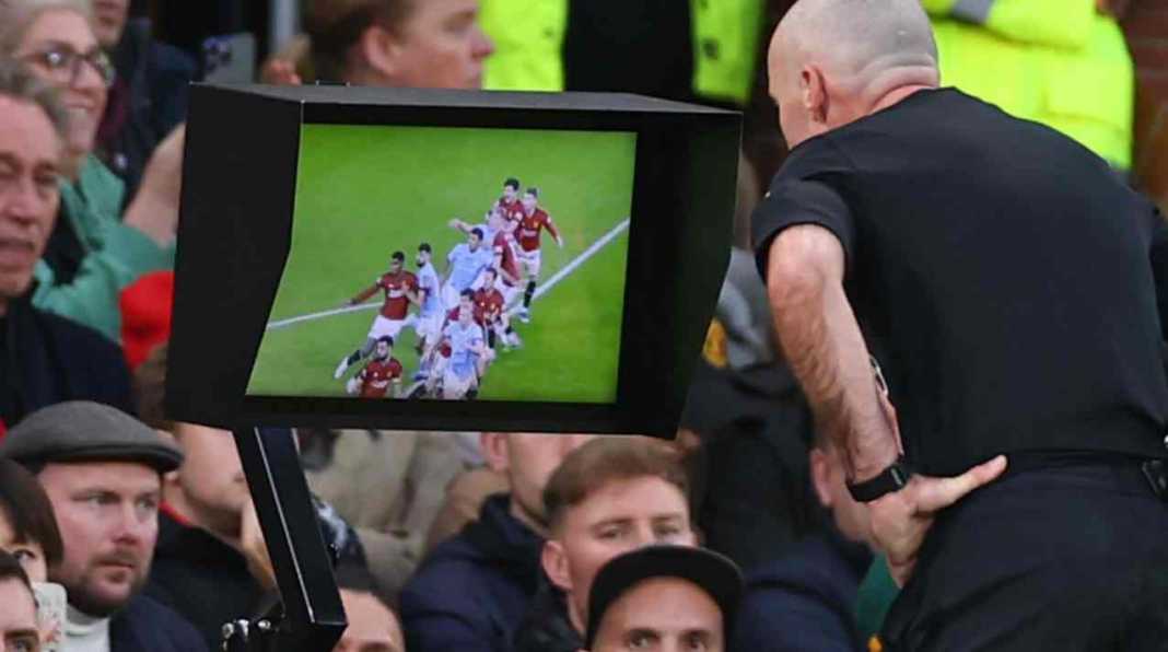VAR pelanggaran oleh Hojlund terhadap Rodri Hojlund Lakukan Tindakan Bodoh, Manchester City Unggul Satu Gol!