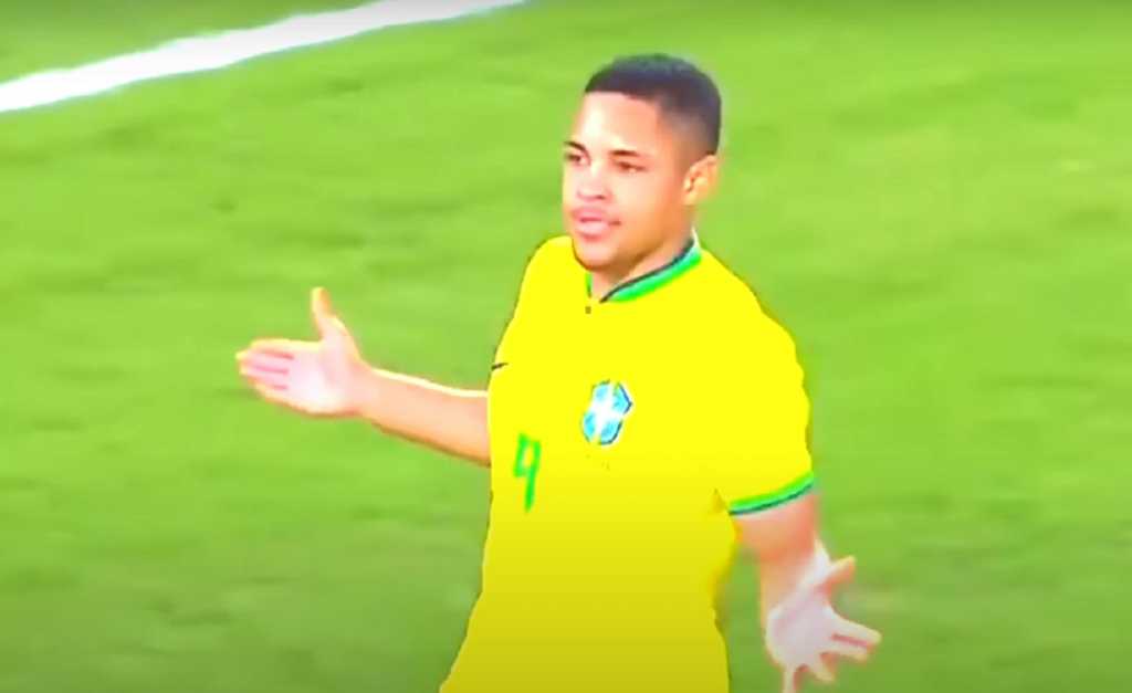 Vitor Roque saat membela Timnas Brasil