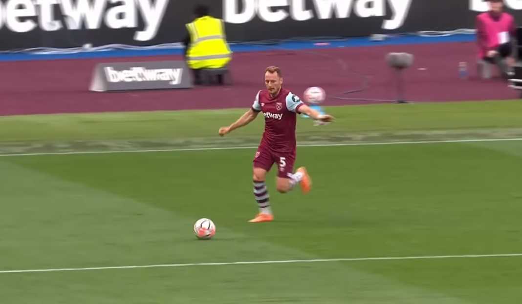 Vladimir Coufal saat kirim assist untuk Jarrod Bowen West Ham Hanya Menang Sekali Dalam Delapan Pertemuan Kontra The Magpies