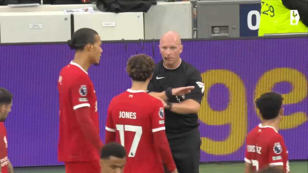 Wasit Simon Hooper dalam laga Spurs vs Liverpool Wasit Laga Liverpool yang Bikin Blunder Keputusan Selamat Dari Hukuman