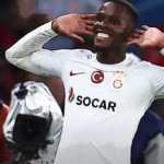 Zaha usai mencetak gol ke gawang Manchester United