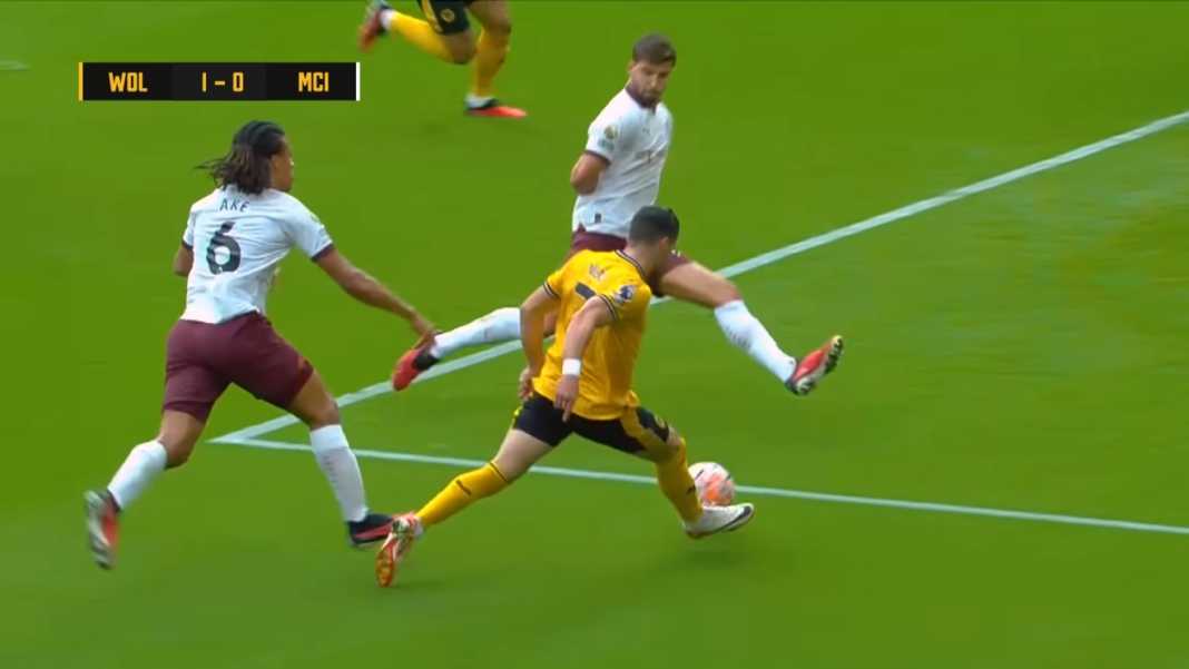 umpan tarik Pedro Neto berujung gol bunuh diri Ruben Dias Analisis Kekalahan Pertama Manchester City di Premier League, Kalah Kedua Kali di Semua Kompetisi