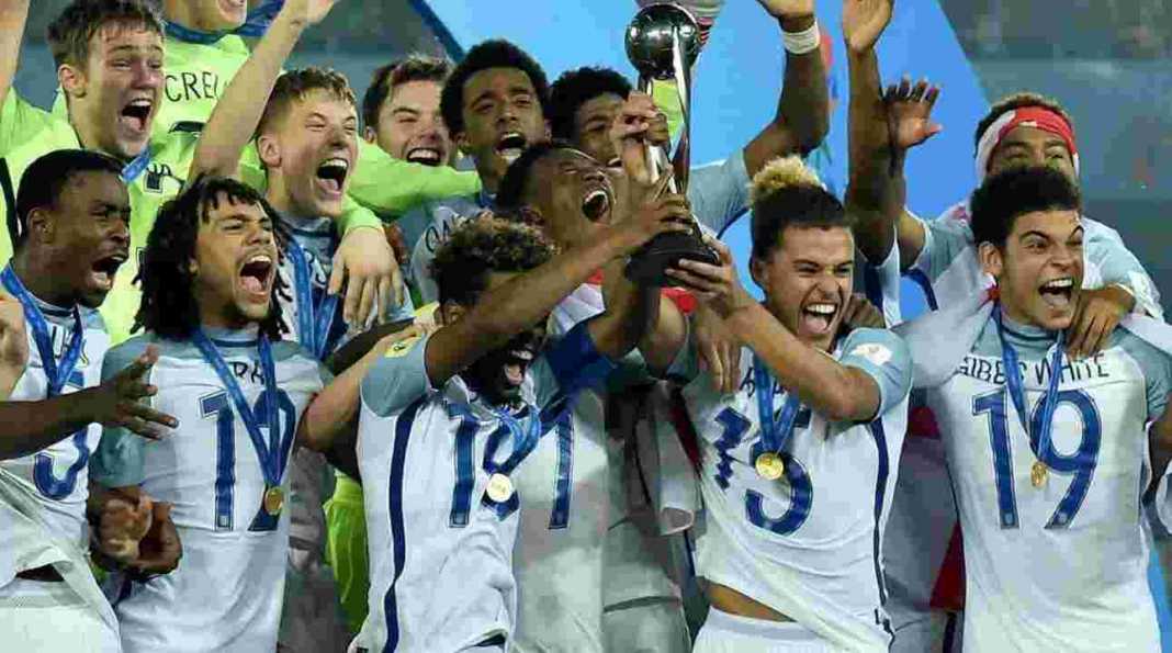 17uisnidrigagni Inggris mengangkat trofi juara Piala Dunia U17 di India tahun 2017