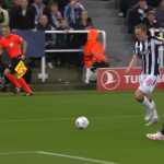 Sean Longstaff saat mencetak gol ke gawang PSG