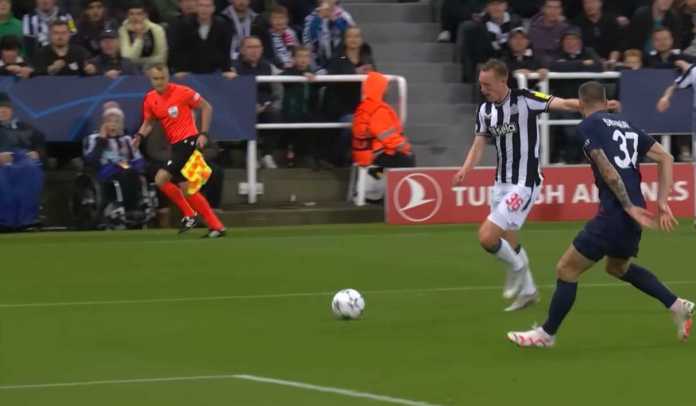 Sean Longstaff saat mencetak gol ke gawang PSG