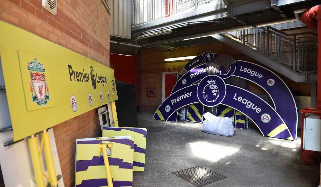 Panggung juara Premier League yang tak terpakai di Anfield Panggung juara Premier League yang tak terpakai di Anfield