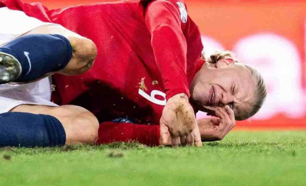 9gnilrerawron Erling Haaland kesakitan dalam sebuah insiden cedera bersama timnas Norwegia