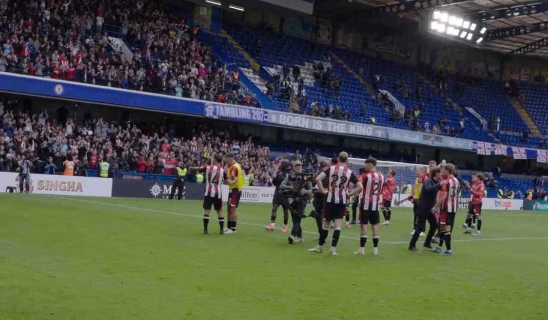 Brentford rayakan kemenangan atas Chelsea bersama fans Brentford Andalkan Rekor Bagus di Kandang Dalam Head to Head Melawan The Hammers