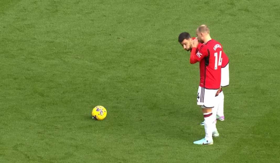 Christian Eriksen dan Bruno Fernandes bersiap eksekusi tendangan bebas Pemain Setan Merah Sadar Betul, Laga Melawan Luton Town Adalah Misi Wajib Menang!