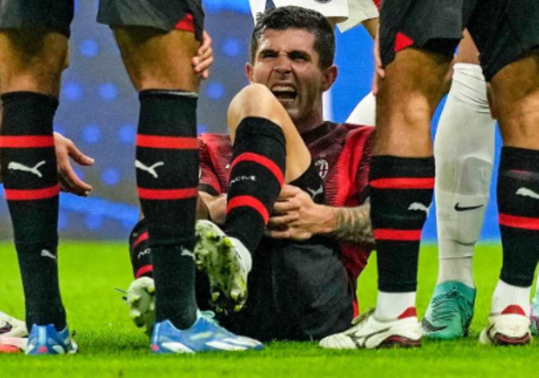Christian Pulisic saat cedera di laga AC Milan vs PSG Christian Pulisic saat cedera di laga AC Milan vs PSG