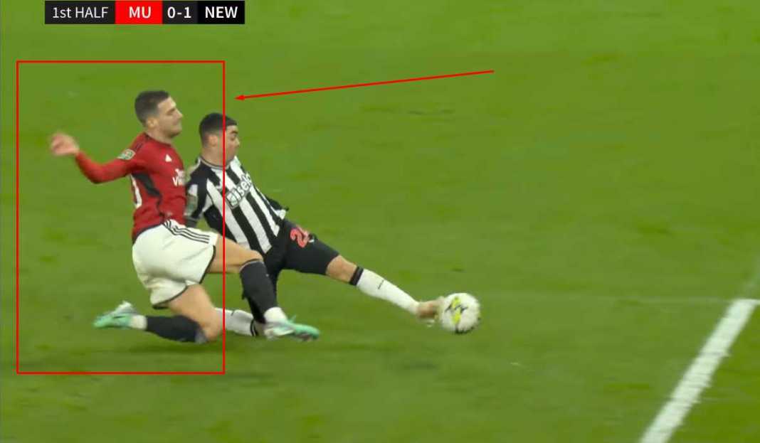Diogo Dalot gagal menutup Miguel Almiron Rapor Pemain Manchester United, Fans Setan Merah Salahkan Saja Pemain Portugal Ini!